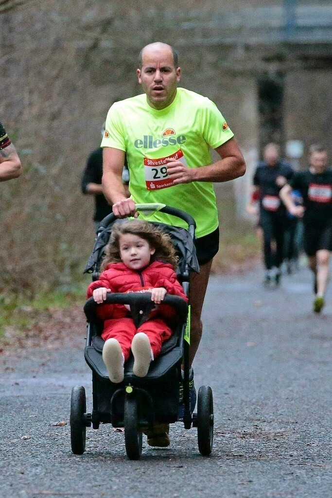 LAZ Gießen - Silvesterlauf Gießen | 31.12.2022, xovx, Leichtathletik Volkslauf, LAZ Gießen - Silvesterlauf Gießen 

Lauf über 5km. - Realisiert mit Pictrs.com