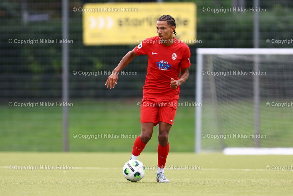 NH_USCPaloma_EimsbüttelerTV_Testspiel_11072025 | #14 Josh Lesley Görtzen (Eimsbütteler TV)Fußball I Herren I Testspiel I Saison 2025-2026  I USC Paloma - Eimsbütteler TV I 11.07.2025 I Jonny-Rehbein-Sportplatz - Realisiert mit Pictrs.com