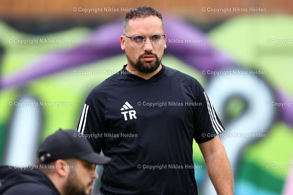 NH_EimsbüttelerTV_TSBPinneberg_Testspiel_13072025 | Burak Bayram (Trainer, TBS Pinneberg)Fußball I Herren I Testspiel I Saison 2025-2026  I Eimsbütteler TV - TBS Pinneberg I 13.07.2025 I Sportplatz Bundesstraße - Realisiert mit Pictrs.com