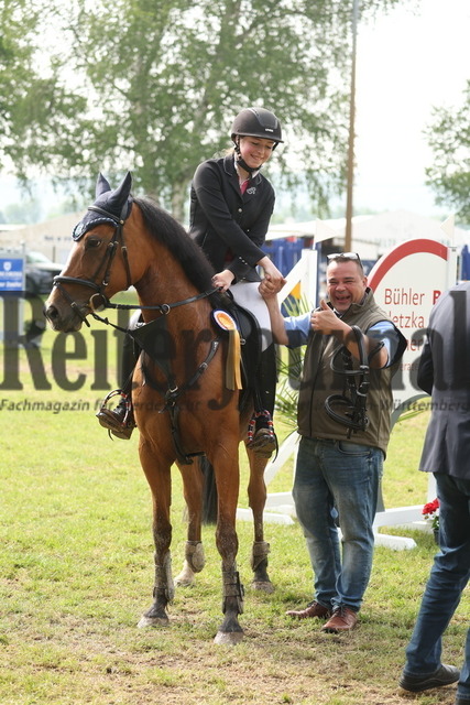 Weingarten_2023_Prfg.Nr.19_Ponyspringprf_Kl.M_Siegerehrung (2) | Alle Fotos der Reiterjournal Fotografin Doris Matthaes im Reiterjournal Online-Fotoshop. - Realisiert mit Pictrs.com