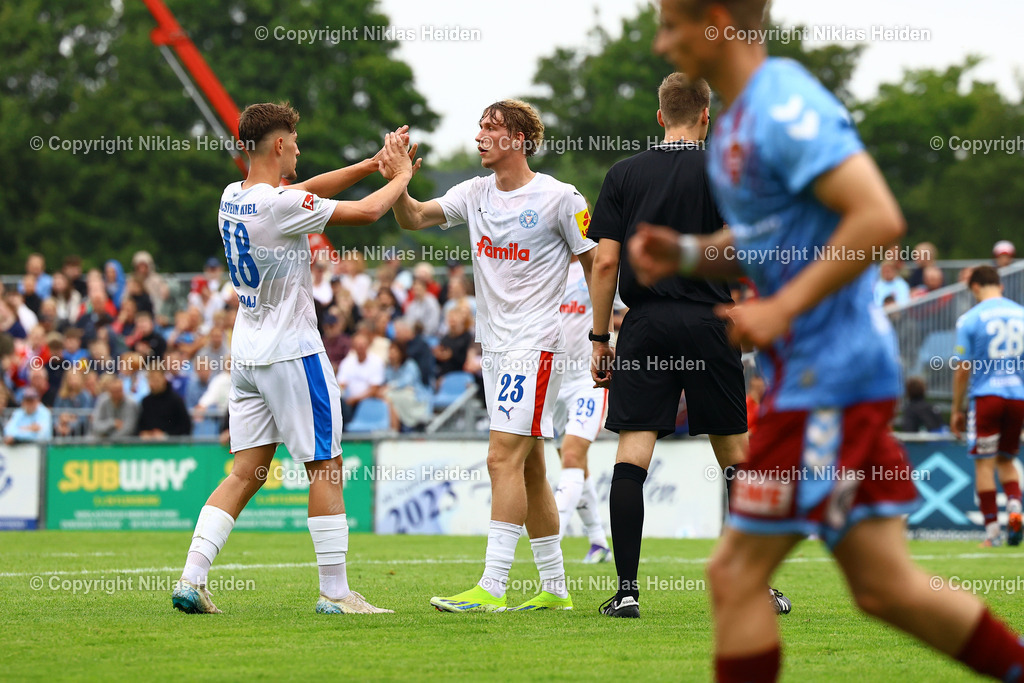 NH_SCWeicheFlensburg08_HolsteinKiel_Testspiel_28062025 | #23 Lasse Rosenboom (Holstein Kiel) bejubelt seinen Treffer zum 0:2 zusammen mit #48 Hamza Muqaj.Fußball I Herren I Freundschaftsspiel I Saison 2025-2026  I SC Weiche Flensburg 08 - Holstein Kiel I 28.06.2025 I Manfred-Werner-Stadion - Realisiert mit Pictrs.com
