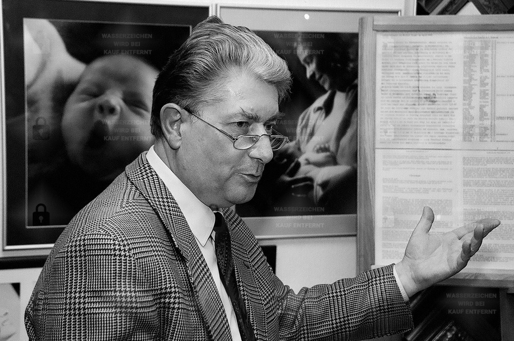 BD 0392_02 | 25.04.2002 - Günter Käbelmann, Chronist und Heimatforscher. Günter Käbelmann wurde am 16. März 1936 in Kleinmachnow geboren. Vielen galt der begeisterte Chronist und Heimatforscher  als das "Gedächtnis des Ortes Kleinmachnow". Seit 1999 stellte er sein Wissen dem Heimatverein Kleinmachnow zur Verfügung, das ihn zum Ehrenmitglied ernannte. 2010 ehrte ihn die Gemeinde mit einem Eintrag in das "Goldene Buch" und würdigte damit seine Leistungen bei der Aufarbeitung der Geschichte des Ortes.Zu seinen wichtigsten Publikationen zählen die "Kleinmachnower Chronik", die Dokumentation über "Die Toten des II. Weltkriegs", die Geschichte des norwegischen Dichters Nordahl Grieg, der im Flugzeug im letzten Krieg über Kleinmachnow abstürzte, die Dokumentation der Geschichte des VEB "Max Reimann" (Kfz-Reparaturbetrieb im Stahnsdorfer Damm) sowie die akribische Ermittlung der Namen der am Sowjetischen Ehrenmal in der Straße Hohe Kiefer bestatteten Toten.Günter Käbelmann starb am 17. November 2020 im Alter von 84 Jahren in Wittbrietzen. - Realisiert mit Pictrs.com