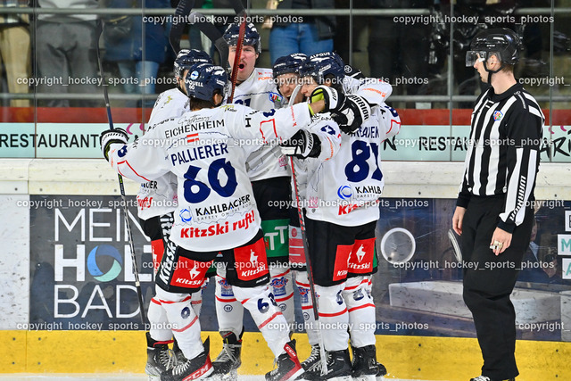 EK Zeller Eisbären vs. EC Die Adler Stadtwerke Kitzbühel 1.11.2022 | Jubel EC Adler Kitzbühel Mannschaft, HESINA Christoph Referee