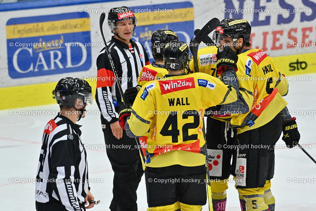 EC IDM Wärmepumpen VSV vs. Spusus Vienna Capitals 30.10.2022 | Jubel Vienna Capitals Mannschaft, #42 Wall Alex, #5
Hackl Dominic, TRILAR VIKTOR Referee