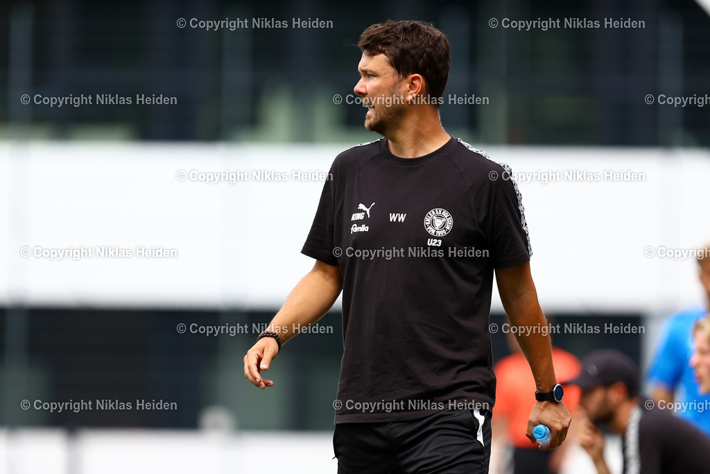 NH_HamburgerSVU21_HolsteinKielU23_Testspiel_20072025 | Willi Weiße (Trainer, Holstein Kiel U23)Fußball I Herren I Testspiel I Saison 2025-2026  I Hamburger SV U21 - Holstein Kiel U23 I 20.07.2025 I Alexander-Otto-Akademie - Realisiert mit Pictrs.com