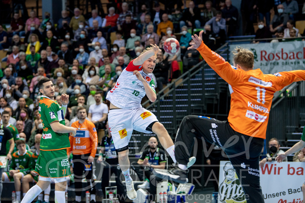 Handball Bundesliga; HSG Wetzlar - SC Magdeburg, 10.04.22 | Gisli Kristjansson (#10 SC Magdeburg), Stefan Cavor (#77 HSG Wetzlar), Till Klimpke (#11 HSG Wetzlar)

Handball Bundesliga; HSG Wetzlar - SC Magdeburg: Wetzlar, 10.04.22