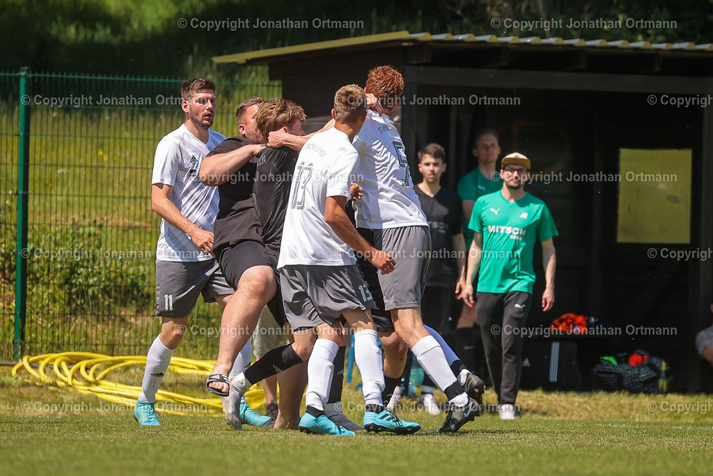 BQ3I1560 | 04.06.2023; Kreisliga C Dillenburg; Rasenplatz Niederrossbach; SG Fellerdilln/Niederrossbach - SG Tringenstein/Oberndorf; Ergebnis: 1:2 (1:1)
