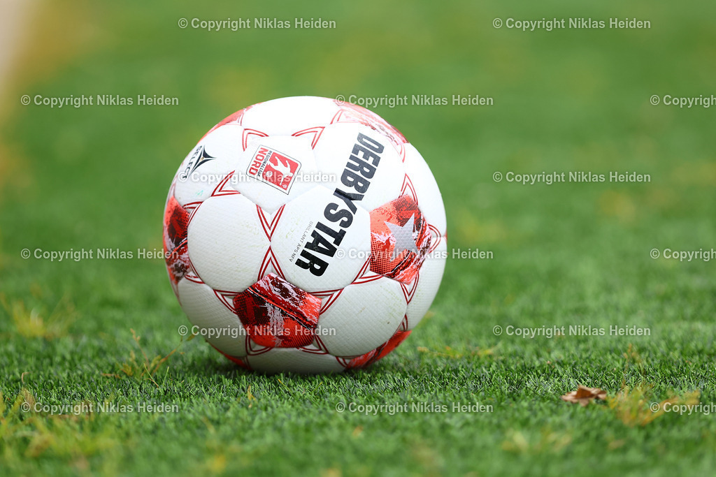 NH_HamburgerSVU21_HolsteinKielU23_Testspiel_20072025 | Der Spielball der Regionalliga Nord.Fußball I Herren I Testspiel I Saison 2025-2026  I Hamburger SV U21 - Holstein Kiel U23 I 20.07.2025 I Alexander-Otto-Akademie - Realisiert mit Pictrs.com