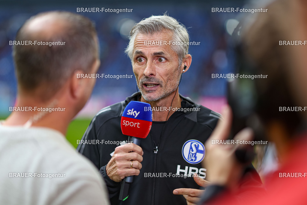 1_S04GRF_20241026_1036.JPG -  - FC Schalke 04 - SpVgg Greuther Fürth - 2. Bundesliga | Gelsenkirchen, Deutschland, 26.10.24: Trainer Kees Van Wonderen (FC Schalke 04) im Interview waehrend des Spiels der 2. Bundesliga zwischen FC Schalke 04 - SpVgg Greuther Fürth in der Veltins-Arena am 26. October 2024 in Gelsenkirchen, Deutschland. (Foto von Stefan Brauer/Brauer-Fotoagentur)DFB/DFL REGULATIONS PROHIBIT ANY USE OF PHOTOGRAPHS AS IMAGE SEQUENCES AND/OR QUASI-VIDEO.