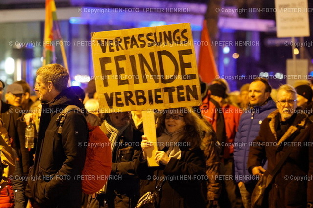 Kundgebung gegen Rechts | 25.01.2024 Demonstrationszug mit ca. 15.000 Teilnehmer:innen in Wiesbaden vom Hauptbahnhof in die Innenstadt gegen Rassismus Rechtsruck Rechtsextremismus  Faschismus Nationalsozialismus (Foto: Peter Henrich) - Realized with Pictrs.com