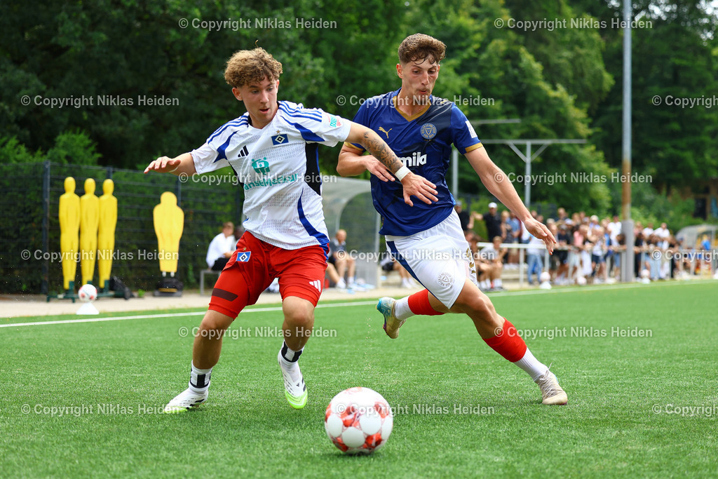 NH_HamburgerSVU21_HolsteinKielU23_Testspiel_20072025 | #5 Davis Rath (Hamburger SV U21), #20 Hamza Muqaj (Holstein Kiel U23)Fußball I Herren I Testspiel I Saison 2025-2026  I Hamburger SV U21 - Holstein Kiel U23 I 20.07.2025 I Alexander-Otto-Akademie - Realisiert mit Pictrs.com