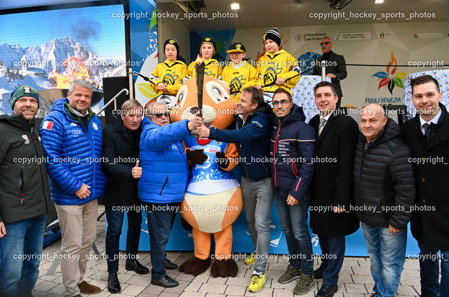 European Youth Olympic Festival EYOF 2023 Pressekonferenz | Jugendspieler EC Hornets Spittal, Olympisches Feuer, Maskottchen European Youth Olympic Festival EYOF 2023, ÖSTERREICHISCHES OLYMPISCHES COMITÉ Christoph Sieber,  Bürgermeister Spittal an der Drau Gerhard Köfer, Giorgio Brandolin, Maurizio Dunnhofer, Stadtrat Spittal an der Drau Christoph Staudacher, Gemeinderat Spittal an der Drau Marco Brandner, Gemeinderat Spittal an der Drau Roland Staudacher 