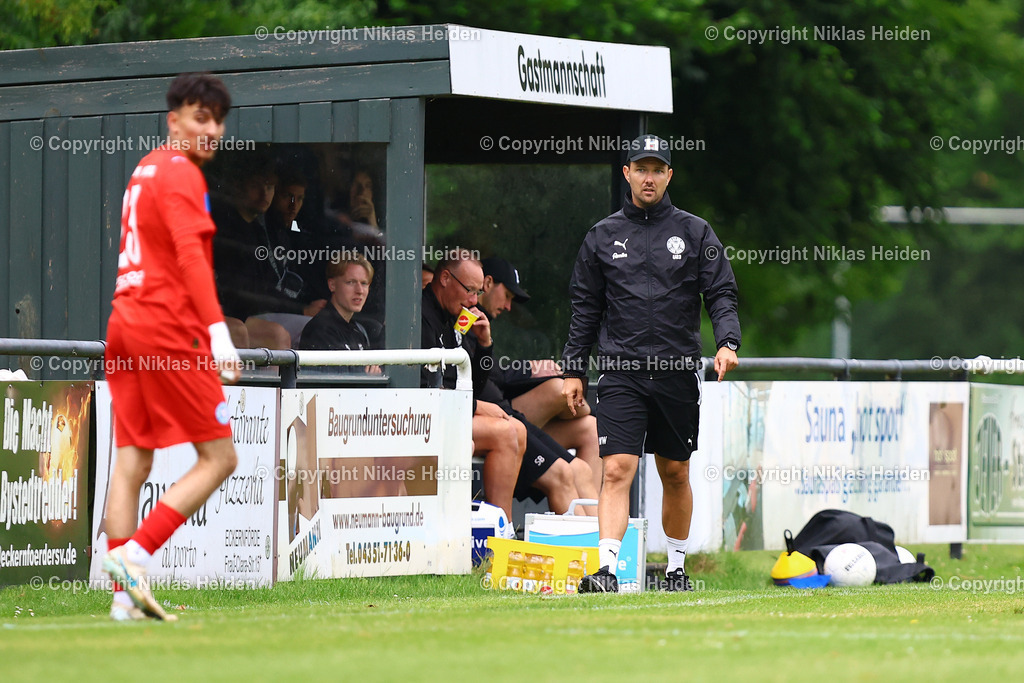 NH_HolsteinKielU23_FCEintrachtNorderstedt_Testspiel_05072025 | Willi Weiße (Trainer, Holstein Kiel U23)Fußball I Herren I Testspiel I Saison 2025-2026  I Holstein Kiel U23 - FC Eintracht Norderstedt I 05.07.2025 I Stadtwerke Arena Eckernförde - Realisiert mit Pictrs.com