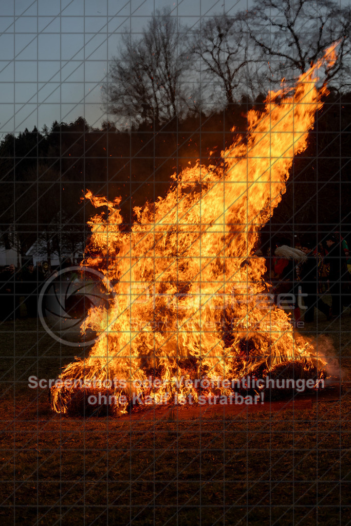 20250304_180518_0526 | #,Traditionelles Fasnetsverbrennen, Radschellenschläger Donzdorf, Donzdorfer Fasnet, Kampagne 2025, Fohlenwiese Schlossgarten, 73072 Donzdorf, 04.03.2025 - 17:30 Uhr,Foto: PhotoPeet-Eventfotografie/Peter Harich