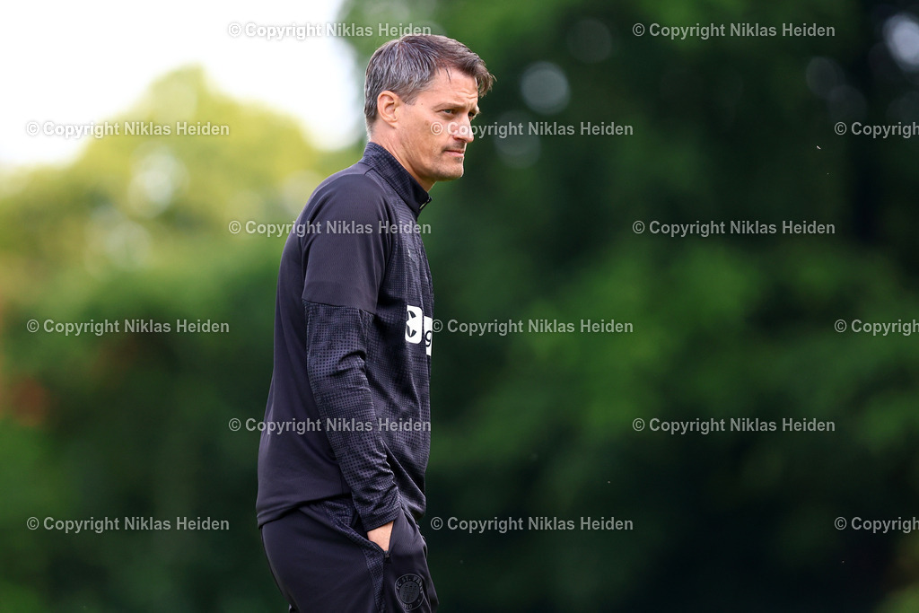 NH_FCStPauli_Training_11072025 | Alexander Blessin (Trainer, FC St. Pauli)Fußball I Herren I Training I Saison 2025-2026 I FC St. Pauli I 11.07.2025 I Trainingszentrum FC St. Pauli - Realisiert mit Pictrs.com