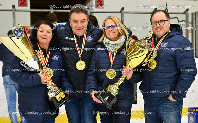 Siegerehrung KEHV EHC Althofen vs. ESC Steindorf 9.3.2023 | Jubel ESC Steindorf, Meisterfeier 2022/23, Siegerehrung, Medaillen Übergabe, Kassieren ESC Steindorf Alexandra Altenreiter, Obmann ESC Steindorf Hans Tschernutter, Schriftführerin Michaela Kert-Pirolt, Sportlicher Leiter ESC Steindorf Armin Rac, Vorstand ESC Steindorf