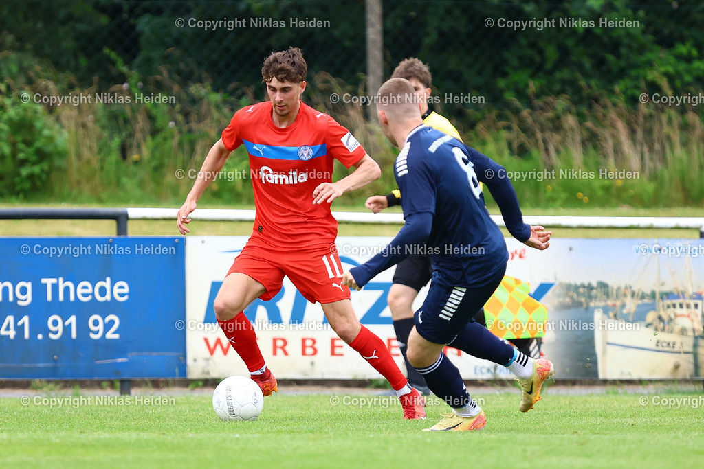 NH_HolsteinKielU23_FCEintrachtNorderstedt_Testspiel_05072025 | #11 Jordan Winter (Holstein Kiel U23), #8 Dane Kummerfeld (FC Eintracht Norderstedt)Fußball I Herren I Testspiel I Saison 2025-2026  I Holstein Kiel U23 - FC Eintracht Norderstedt I 05.07.2025 I Stadtwerke Arena Eckernförde - Realisiert mit Pictrs.com