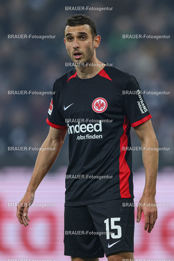 1_SB_BMGFRA_20250208_0661.JPG -  - Borussia Mönchengladbach - Eintracht Frankfurt - 1. Bundesliga | Mönchengladbach, Deutschland, 08.02.25: Ellyes Skhiri (Eintracht Frankfurt) schaut waehrend des Spiels der 1. Bundesliga zwischen Borussia Mönchengladbach - Eintracht Frankfurt im Borussia Park am 08. February 2025 in Mönchengladbach, Deutschland. (Foto von Stefan Brauer / Brauer-Fotoagentur)DFB/DFL REGULATIONS PROHIBIT ANY USE OF PHOTOGRAPHS AS IMAGE SEQUENCES AND/OR QUASI-VIDEO.