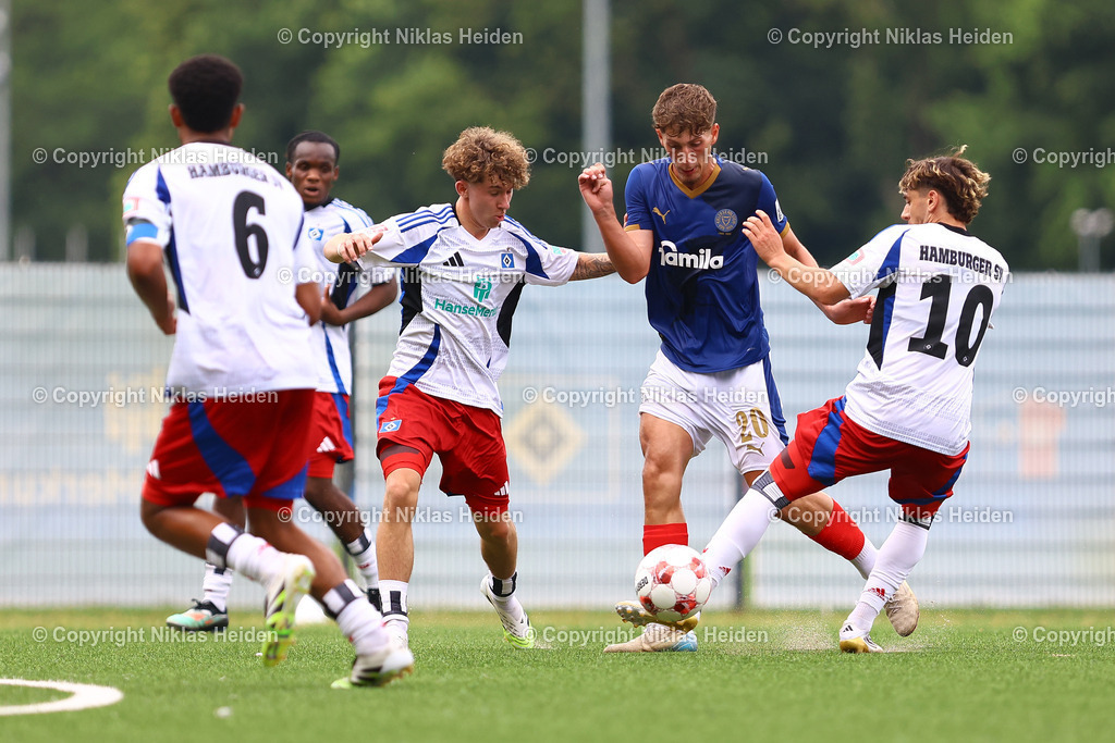 NH_HamburgerSVU21_HolsteinKielU23_Testspiel_20072025 | #5 Davis Rath und #10 Bilal Yalcinkaya (beide Hamburger SV U21), #20 Hamza Muqaj (Holstein Kiel U23)Fußball I Herren I Testspiel I Saison 2025-2026  I Hamburger SV U21 - Holstein Kiel U23 I 20.07.2025 I Alexander-Otto-Akademie - Realisiert mit Pictrs.com