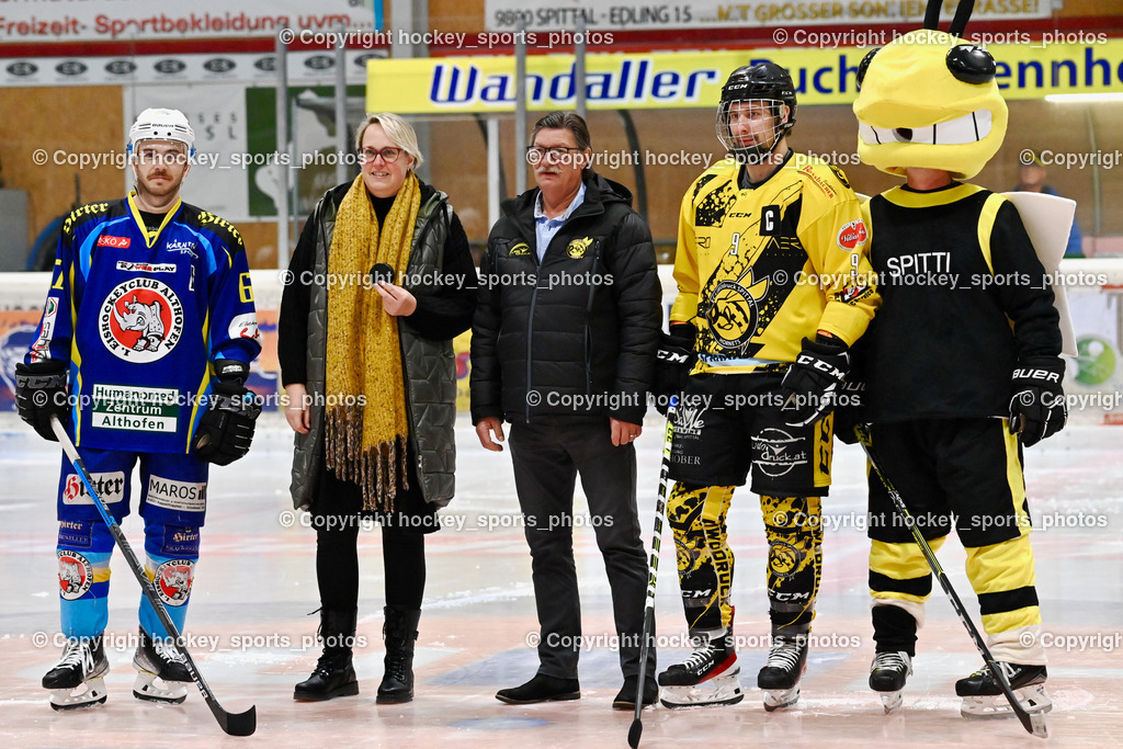 EC Liwodruck Hornets Spittal vs. EHC Althofen 5.11.2022 | #67 Schettina Kevin, Puck Spende, Stadträtin Spittal an der Drau Almut Smoliner, Ludwig Zauchner EC Liwodruck Hornets Obmann, #9 Essmann Kevin, EC Liwodruck Hornets Maskottchen Spitti