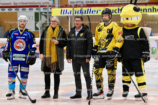 EC Liwodruck Hornets Spittal vs. EHC Althofen 5.11.2022 | #67 Schettina Kevin, Puck Spende, Stadträtin Spittal an der Drau Almut Smoliner, Ludwig Zauchner EC Liwodruck Hornets Obmann, #9 Essmann Kevin, EC Liwodruck Hornets Maskottchen Spitti