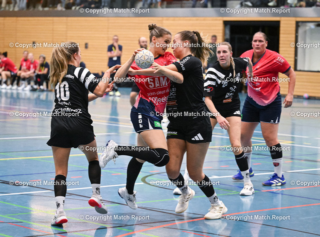 Handball Oberliga  Frauen 2025/2026 27.09.2025 SG Dornstetten - SG H2Ku Herrenberg  | Handball Oberliga  Frauen 2025/2026 27.09.2025 SG Dornstetten - SG H2Ku Herrenberg Nadine Schaeberle (2.v.li, SG H2Ku Herrenberg) gegen Veronica Seifert (li, SG Dornstetten) und  Lea Schulz (Mitte, SG Dornstetten) FOTO: Pressefoto ULMER / Markus Ulmer xxNOxMODELxRELEASExx 