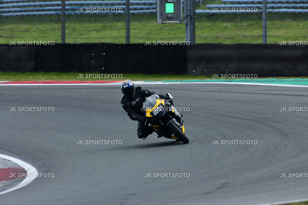 (10409) | IDM folgten parallel  der Superbike WM und Eventfotografie und vielen anderen Rennklassen bis ich im Jahr 2015 meine ersten Fotos in der MOTO GP machten durfte. Mein Anliegen ist es, die herausragenden Leistungen und Emotionen in Bildern festzuhalten - Realisiert mit Pictrs.com