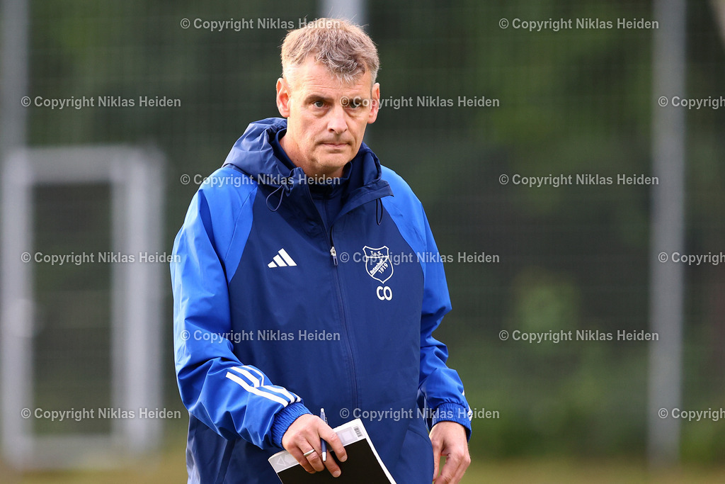 NH_TuSRotenhof_InterTürksporKiel_Testspiel_27062025 | Michael Bauer (Co-Trainer, TuS Rotenhof)Fußball I Herren I Freundschaftsspiel I Saison 2025-2026  I TuS Rothenhof - Inter Türkspor Kiel I 27.06.2025 I B-Platz Rotenhof - Realisiert mit Pictrs.com