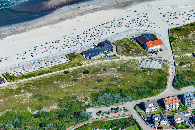 Norderney_Nordstrand_Gastro_Betriebe_ELS_6806050923 | NORDERNEY 05.09.2023 Beach restaurant "Cornelius Gastronomiebetriebe GmbH" and "De Vries The Sea Bistro De Vries The Oyster Bar" on the island of Norderney in the state Lower Saxony, Germany. // Tables and benches of open-air restaurant " Cornelius Gastronomiebetriebe GmbH " in Norderney in the state Lower Saxony, Germany. Foto: Martin Elsen