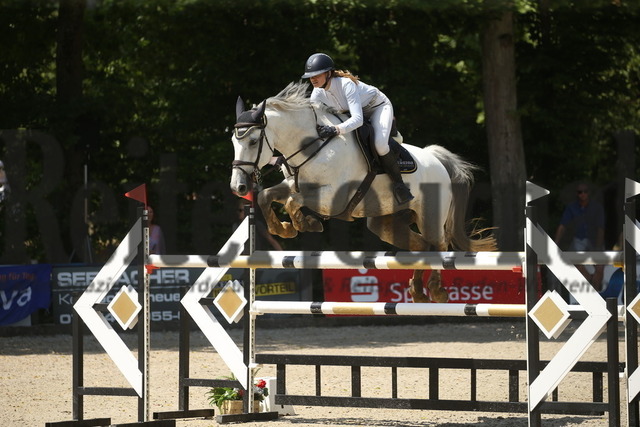 Ichenheim_2022_Springen_Kl.S_m.Siegerrunde_Anastasia Wetzstein_Gigant (3) | Alle Fotos der Reiterjournal Fotografin Doris Matthaes im Reiterjournal Online-Fotoshop. - Realisiert mit Pictrs.com