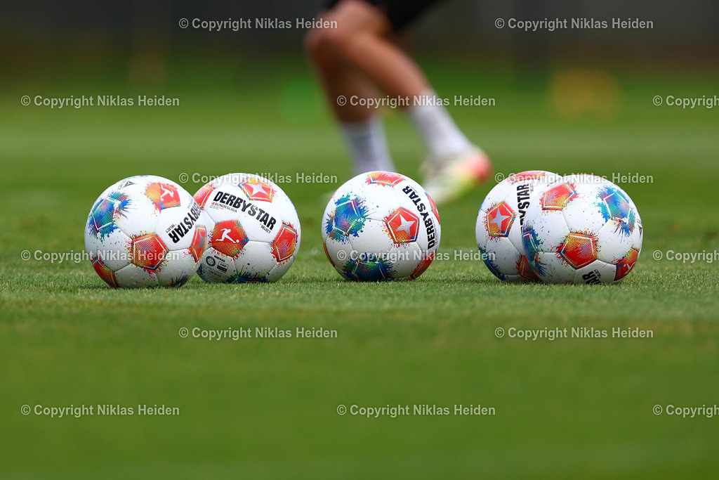 NH_FCStPauli_Training_11072025 | Der offizielle Spielball der Bundesliga beim Training des FC St. Pauli.Fußball I Herren I Training I Saison 2025-2026 I FC St. Pauli I 11.07.2025 I Trainingszentrum FC St. Pauli - Realisiert mit Pictrs.com