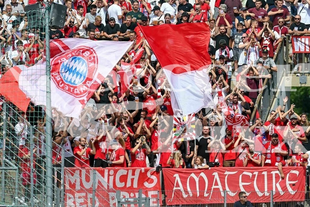 2022_08_13_UHG_FCB-0190 | Fans des FC Bayern München II schwenken Fahnen und machen Stimmung, Fans, Publikum, Zuschauer, Stimmung, Atmosphäre, Stadion