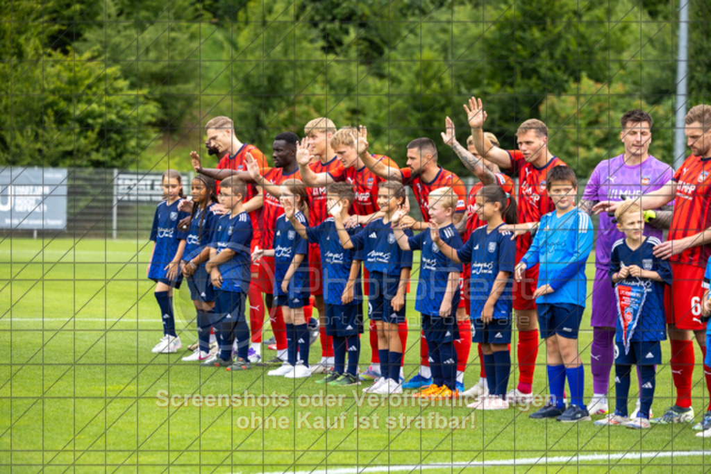 20250706_153233_0687 | #,TSG Salach (blau) vs. 1.FC Heidenheim (rot), Fußball, Freundschaftsspiel - WfV, Saison 2025/2026, Rasensportplatz, Staufenecker Str. 41, 73084 Salach, 06.07.2025 - 15:30 Uhr,Foto: PhotoPeet-Sportfotografie/Peter Harich