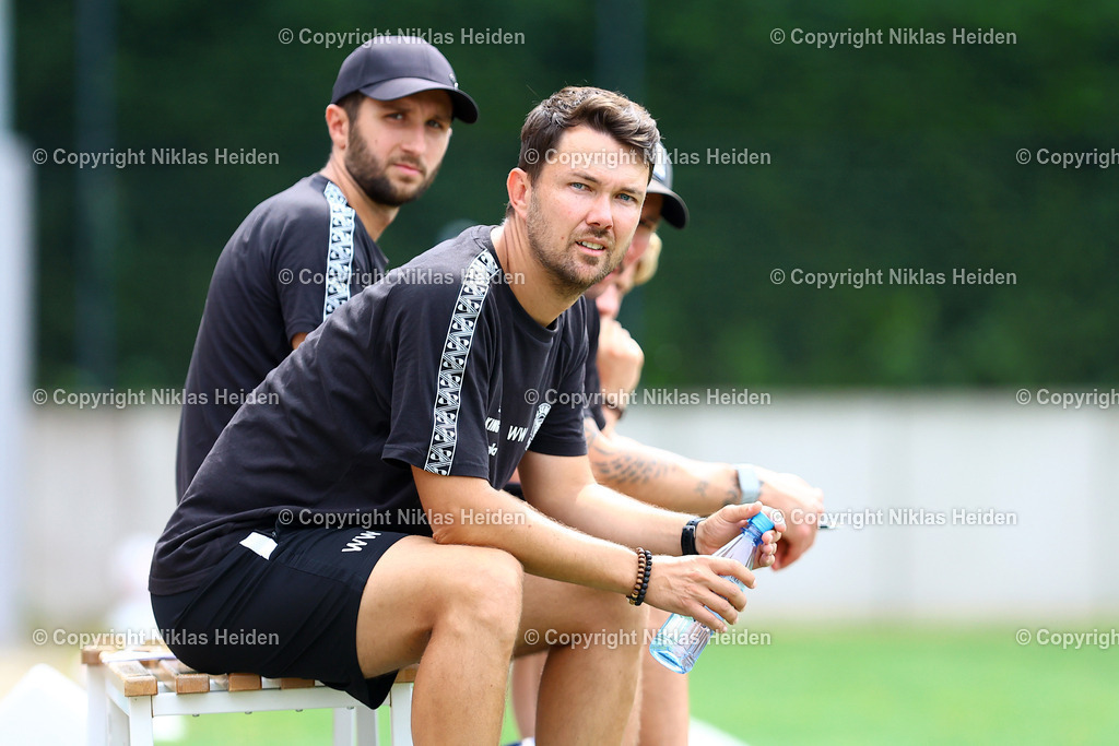 NH_HamburgerSVU21_HolsteinKielU23_Testspiel_20072025 | Willi Weiße (Trainer, Holstein Kiel U23)Fußball I Herren I Testspiel I Saison 2025-2026  I Hamburger SV U21 - Holstein Kiel U23 I 20.07.2025 I Alexander-Otto-Akademie - Realisiert mit Pictrs.com