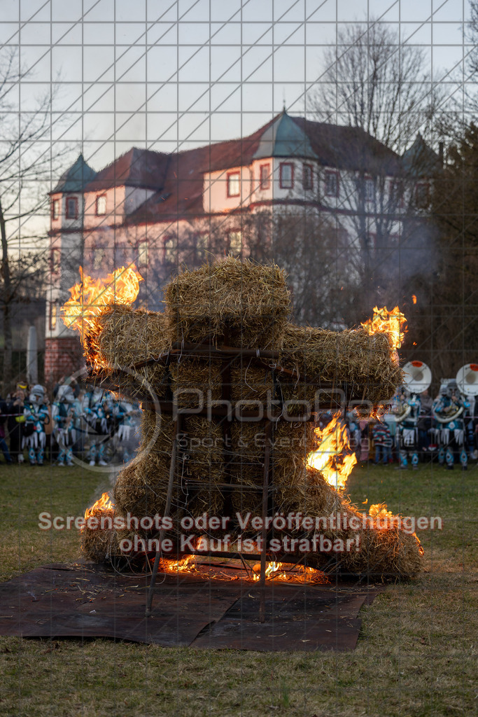 20250304_180447_0521 | #,Traditionelles Fasnetsverbrennen, Radschellenschläger Donzdorf, Donzdorfer Fasnet, Kampagne 2025, Fohlenwiese Schlossgarten, 73072 Donzdorf, 04.03.2025 - 17:30 Uhr,Foto: PhotoPeet-Eventfotografie/Peter Harich