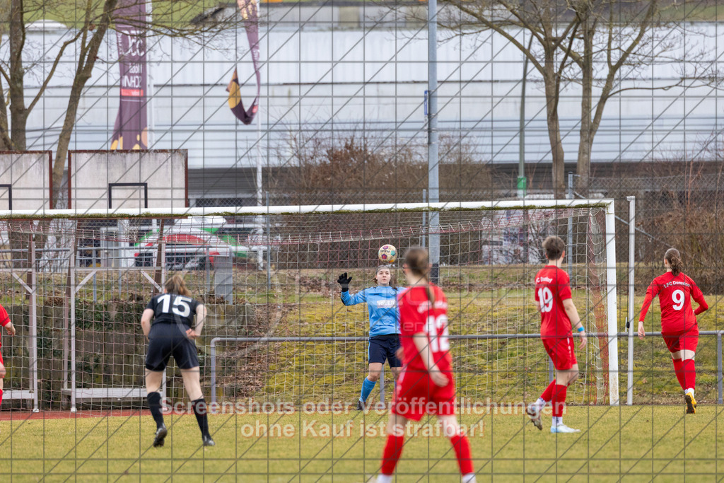 20250223_140655_0457 | #,1.FC Donzdorf (rot) vs. TSV Tettnang (schwarz), Fussball, Frauen-WFV-Pokal Achtelfinale, Saison 2024/2025, Rasenplatz Lautertal Stadion, Süßener Straße 16, 73072 Donzdorf, 23.02.2025 - 13:00 Uhr,Foto: PhotoPeet-Sportfotografie/Peter Harich