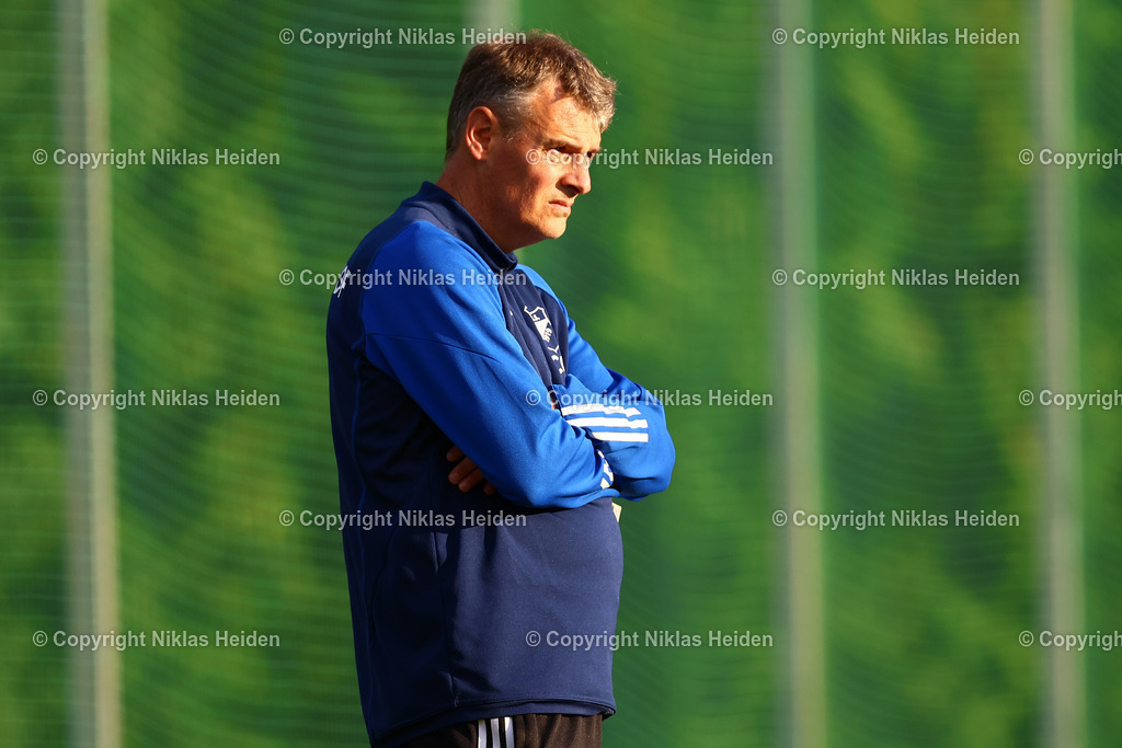 NH_TuSRotenhof_InterTürksporKiel_Testspiel_27062025 | Michael Bauer (Co-Trainer, TuS Rotenhof)Fußball I Herren I Freundschaftsspiel I Saison 2025-2026  I TuS Rothenhof - Inter Türkspor Kiel I 27.06.2025 I B-Platz Rotenhof - Realisiert mit Pictrs.com
