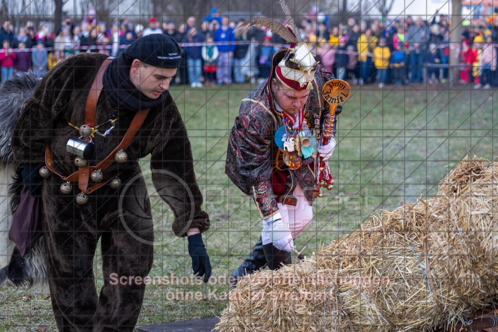 20250304_180406_0497 | #,Traditionelles Fasnetsverbrennen, Radschellenschläger Donzdorf, Donzdorfer Fasnet, Kampagne 2025, Fohlenwiese Schlossgarten, 73072 Donzdorf, 04.03.2025 - 17:30 Uhr,Foto: PhotoPeet-Eventfotografie/Peter Harich