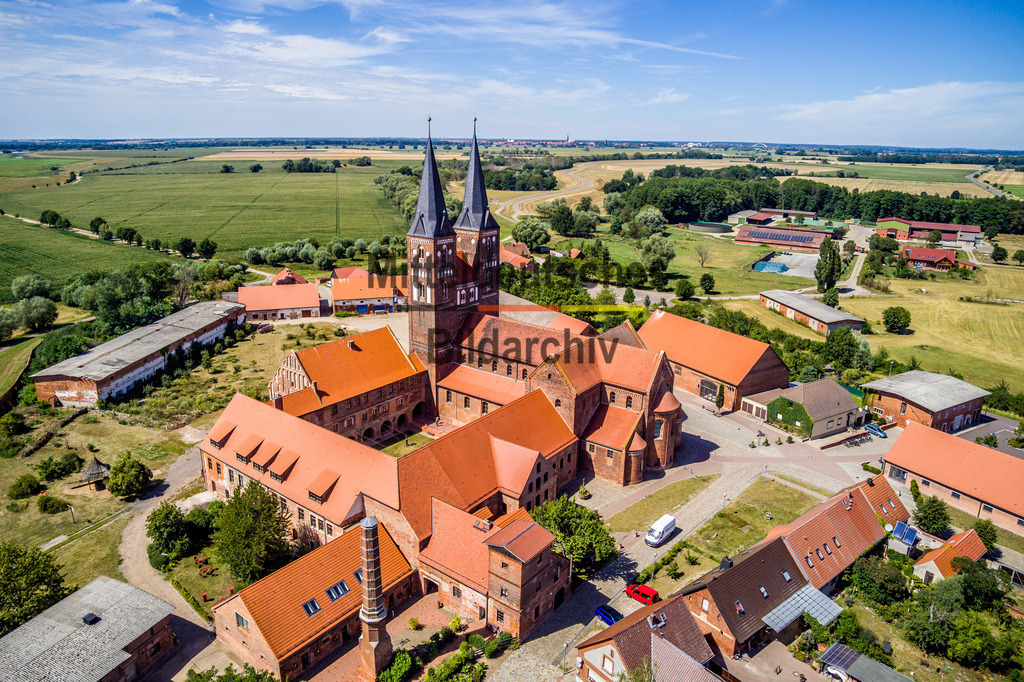 2 Kloster Jerichow-0028 | Die schönsten Luftbilder von Sachen-Anhalt & Mitteldeutschland als Bilddatenbank zur kommerziellen Nutzung. Nutzen Sie unsere Erfahrung seit 2005 in der Luftbildfotografie. - Realisiert mit Pictrs.com