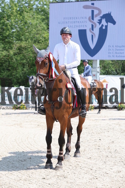 Weilheim_2024_Prfg.Nr.08_Springprfg_Kl.L_Siegerehrung (7) | Alle Fotos der Reiterjournal Fotografin Doris Matthaes im Reiterjournal Online-Fotoshop. - Realisiert mit Pictrs.com
