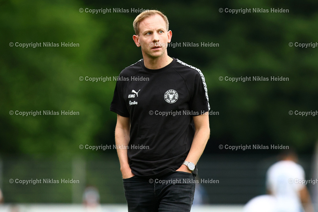 NH_SCWeicheFlensburg08_HolsteinKiel_Testspiel_28062025 | Jan Uphues (Direktor Lizenzspielerabteilung, Holstein Kiel)Fußball I Herren I Freundschaftsspiel I Saison 2025-2026  I SC Weiche Flensburg 08 - Holstein Kiel I 28.06.2025 I Manfred-Werner-Stadion - Realisiert mit Pictrs.com
