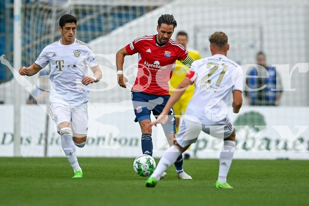 2022_08_13_UHG_FCB-0169 | v.li.: Grant-Leon Ranos (Bayern München, FCB, 22) Josef Welzmüller (Welzmueller, Unterhaching, 5) Gabriel Vidovic (Bayern München, FCB, 21) im Zweikampf, Duell, duel, tackle, Dynamik, Action, Aktion