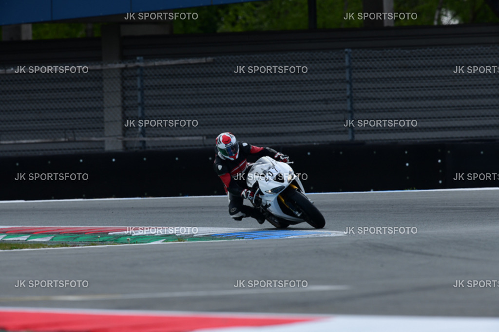 (1840) | IDM folgten parallel  der Superbike WM und Eventfotografie und vielen anderen Rennklassen bis ich im Jahr 2015 meine ersten Fotos in der MOTO GP machten durfte. Mein Anliegen ist es, die herausragenden Leistungen und Emotionen in Bildern festzuhalten - Realisiert mit Pictrs.com