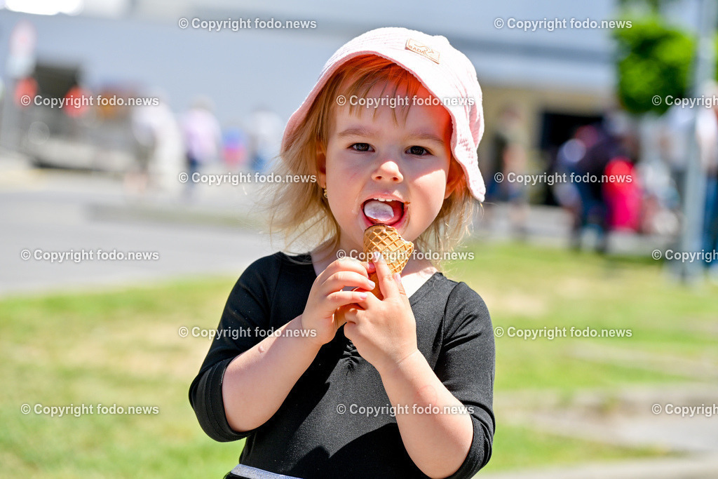 Sommer_ Eis_ 14.06.2025-2 | 14.06.2025, LINZ, AUT, Eis, Eissalon im Bild Kind, Maedchen, Eis essen, Eiskugel, Tuete, Sommer, Sonne, Wetter, warm, Feature, Symbolbild
