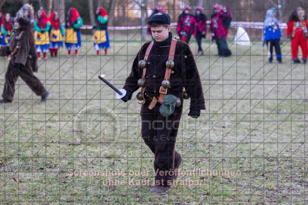 20250304_174156_0137 | #,Traditionelles Fasnetsverbrennen, Radschellenschläger Donzdorf, Donzdorfer Fasnet, Kampagne 2025, Fohlenwiese Schlossgarten, 73072 Donzdorf, 04.03.2025 - 17:30 Uhr,Foto: PhotoPeet-Eventfotografie/Peter Harich