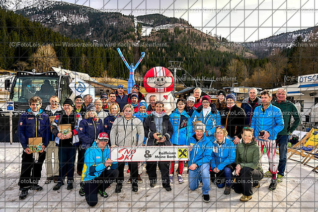 ALP7921_NOe-MASTERS-Cup-RTL_Distelpiste_Siegerehrung mit Helmi | (C)FotoLois.com, Alois Spandl. 
Mit der NÖN im Bild beim WINTERZAUBER in Lackenhof am Ötscher, KinderClub LINDHORN (Seilziehen, Dosenschießen, Schatzsuche), AMA-GenussSpezialitäten von Fritz und Christa Eppensteiner, Musik von STREAMERS, HELMI, Freunde der Berge-Mitgliedskarte ..., Sa 10. Februar 2024.

Und plötzlich war HELMI von den Siegern des Lackenhofer MASTERS-Riesentorlauf umgeben. 
Die MASTERS-SkirennläuferInnen hatten ihre Siegerehrung vor der Schirmbar und umringten HELMI.