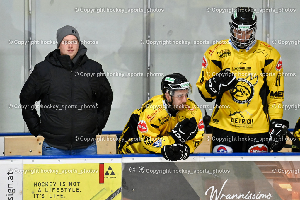 ESC SPARKASSE STEINDORF vs. MET PHOTOVOLTAIK HORNETS SPITTAL | Sportlicher Leiter EC Hornets Spittal Martin Bodner, #22 Thaler Tim EC Hornets Spittal, #81 Wassermann Matthias EC Hornets Spittal, ESC SPARKASSE STEINDORF vs. MET PHOTOVOLTAIK HORNETS SPITTAL, ESC SPARKASSE STEINDORF vs. MET PHOTOVOLTAIK HORNETS SPITTAL am 22.11.2025 in Steindorf (Ossiachersee Halle), Austria, (Photo by Bernd Stefan)