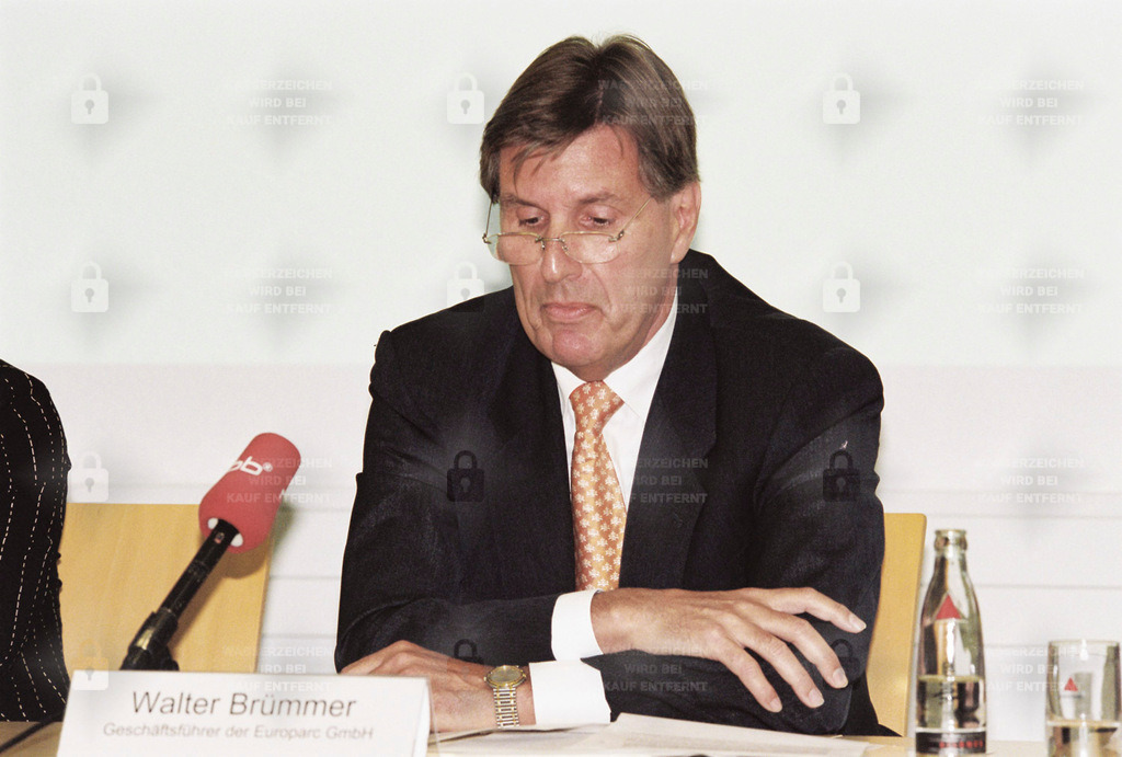 BA 408_010_MK | 23.09.2004 - Europarc Kleinmachnow/Dreilinden.  Grundsteinlegung für das neue ebay-Bürogebäude im Europarc Dreilinden. Walter Brümmer - Geschäftsführer Europarc Dreilinden.   Seit dem Jahr 2000 ist der europarc Dreilinden Deutschlandsitz der ebay GmbH, seit 1. Mai 2018 auch Europasitz. ebay verlegt seinen Europasitz von Luxemburg nach Kleinmachnow.Das Unternehmen wurde 1995 in den USA unter dem Namen AuctionWeb gegründet.Der Europarc Dreilinden ist ein Gewerbepark, der, beginnend mit dem Ersten Spatenstich am 3.12.1993, auf dem Gelände des ehemals europaweit größten Grenzkontrollpunkts Drewitz entstanden ist. Die gesamte Fläche des Gewerbeparks beläuft sich auf 450.000 Quadratmeter. Der Park ist mit seinen 70 Vogelarten, über 300 verschiedenen Pflanzen und Schmetterlingsarten, die sich hier in unberührter Natur entwickeln können, Bestandteil eines großen Naturschutzgebietes.Im März 1995 beginnen die ersten Arbeiten auf dem Gelände. Es müssen 24 ha versiegelte Betonfläche recycelt werden. Am 31.01.1996 erhalten die Straßen auf dem Gelände Namen nach prominenten Physikern. Im März des Jahres kann das erste Bürogebäude bezogen werden. Am 21.02.2001 eröffnet das Hotel "Ibis" mit 81 Zimmern. Im April 2002 eröffnet das Hotel "Motel one"mit 105 Doppelzimmern.Am 22.09.1997 beginnt der Abriss der ehemaligen Dienst- und Verwaltungsgebäude der DDR-Zollverwaltung auf der Kleinmachnower Seite der Autobahn (dem Europarc gegenüber). Nach der Wende bis zum Abriss wurden die Gebäude durch die BRD-Zollfahndung genutzt, die am 19.06.1997 nach Teltow zog. - Realisiert mit Pictrs.com