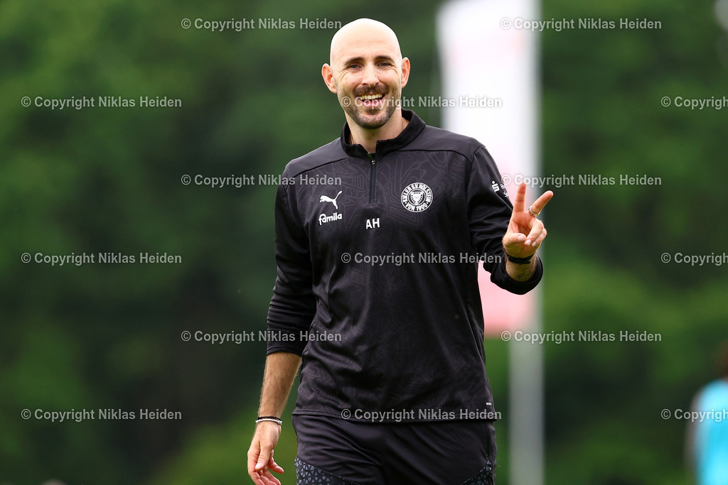 NH_SCWeicheFlensburg08_HolsteinKiel_Testspiel_28062025 | Alexander Hahn (Co-Trainer, Holstein Kiel)Fußball I Herren I Freundschaftsspiel I Saison 2025-2026  I SC Weiche Flensburg 08 - Holstein Kiel I 28.06.2025 I Manfred-Werner-Stadion - Realisiert mit Pictrs.com