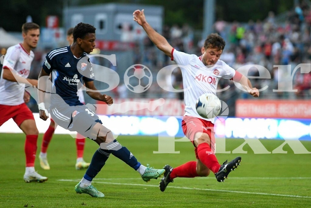 2022_08_26_WZB_UHG-4043 | v.li.: Boipelo Mashigo (Unterhaching, 38) Peter Kurzweg (Würzburg, 16) im Zweikampf, Duell, duel, tackle, Dynamik, Action, Aktion